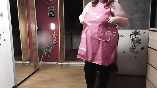 Kauçuk önlükte terlikleri düzleştiriyorum