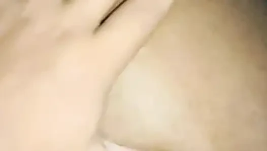 Üvey kız kardeşim sikimi emiyor. Ağzı çok güzel. Ve sikişiyor