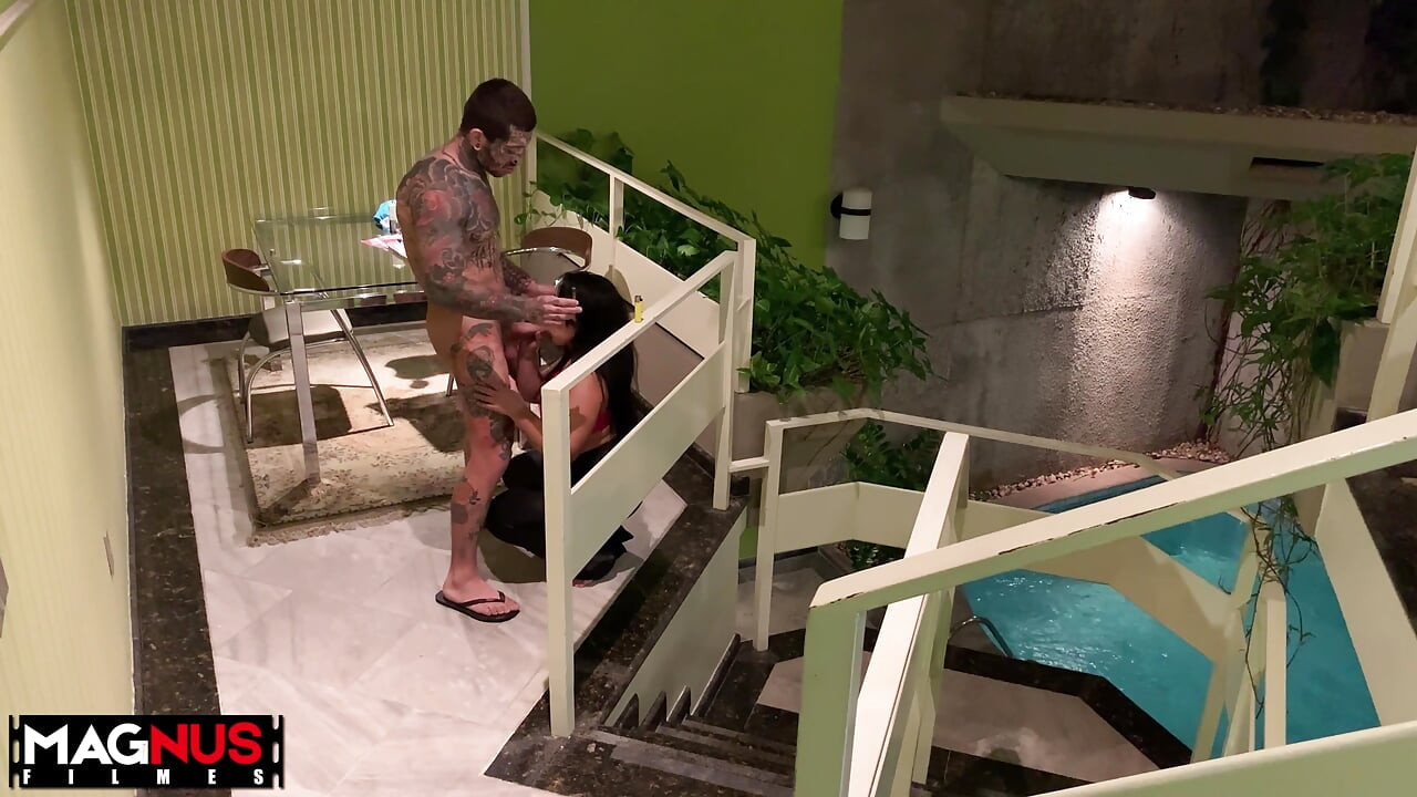 大屁股矮女孩与纹身男人发生性关系。