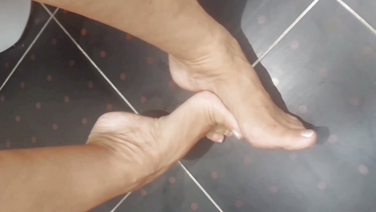 زوجة شقراء هاوية ناضجة تستمتع بالجنس الفموي