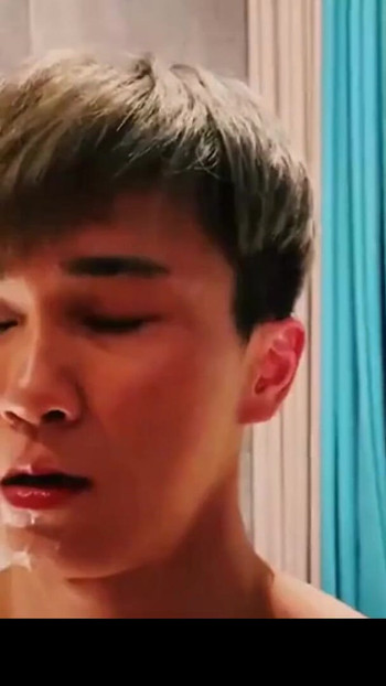 Uzbudljiv trenutak iz filma "Hotel Hookup: Asian Twink Trio Share Everything (Raw & Real)"