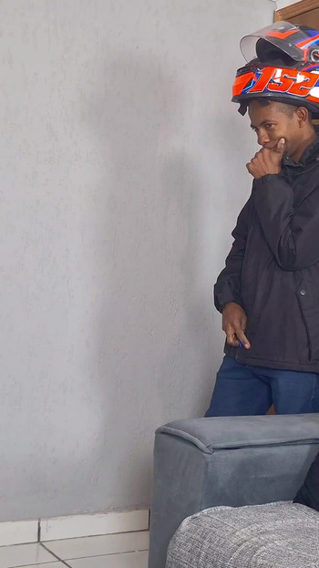 Moment émotionnel de « Une fille coquine laisse tomber sa serviette lors de la livraison et reçoit un pourboire du cul sexy ! »