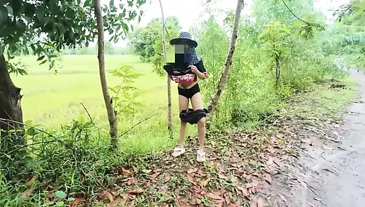 Thailändisches Mädchen läuft entlang der Field Road auf dem Land Thai Outdoor Public