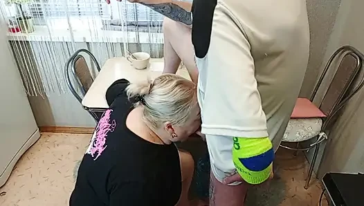 Öğleden sonra, komşumu mutfakta ağzından sikiyorum ve boşalıyorum