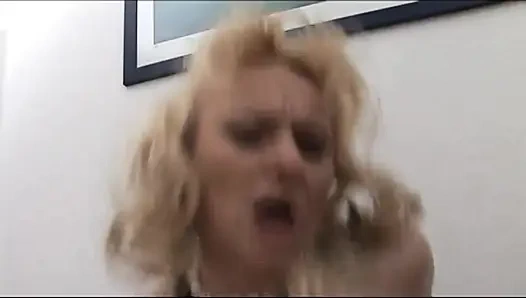 Взрослая пара с большим членом сосет киску и трахается