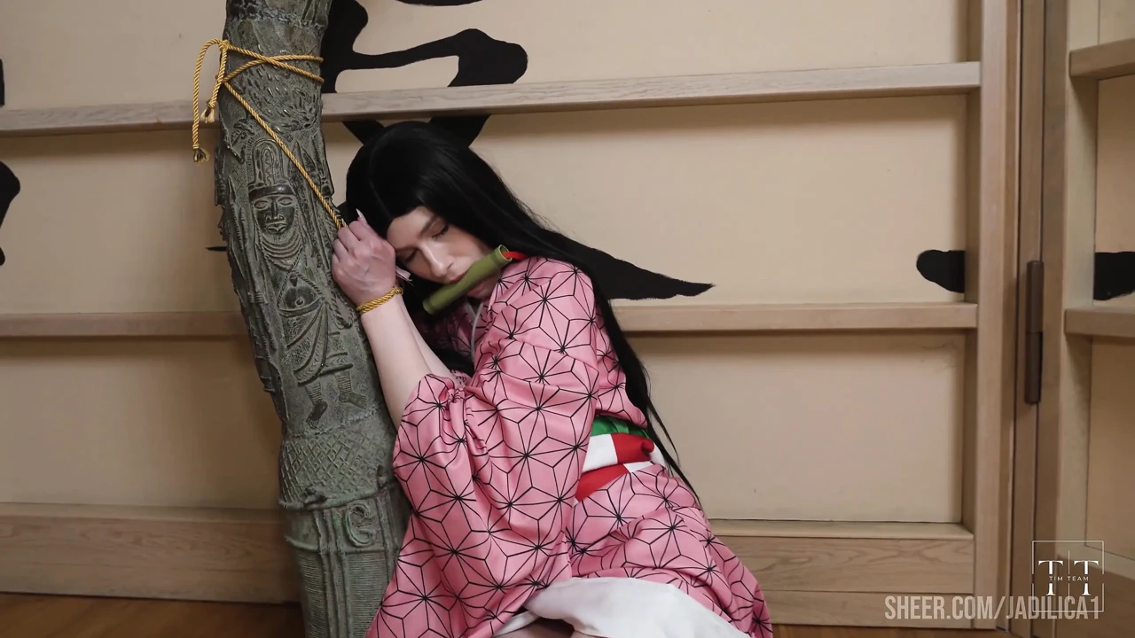 香港的皮克西女同性恋与 Nezuko Kamado 玩剪刀. Demon Slayer