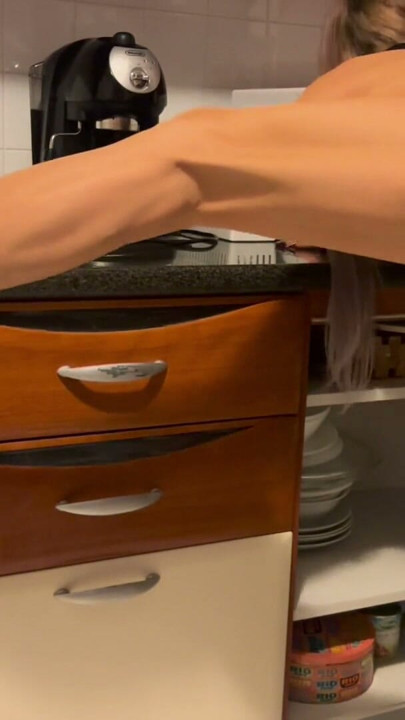 부엌에서 따먹히는 새엄마 | 클립 2