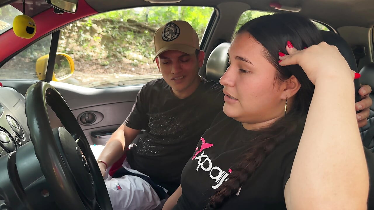 Βοηθάω τη χοντρή Λατίνα να εγκλωβιστεί στη μέση του πουθενά με αντάλλαγμα ένα σκληρό γαμήσι στο αυτοκίνητό της.