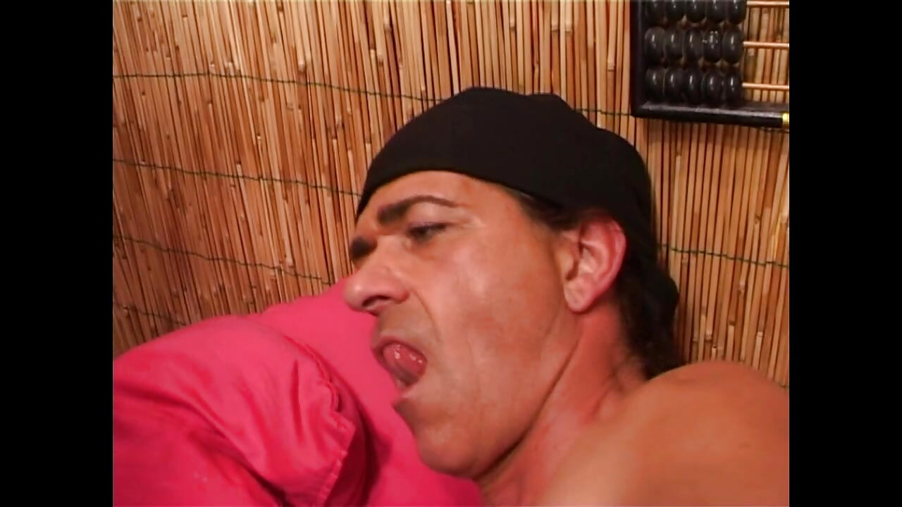 Plavuša ljepotica u analnom trojcu