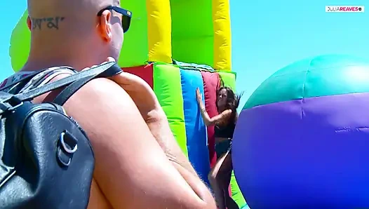 Gadis hot ini lagi asik nyepong kontol besar sebelum dientot habis-habisan di semak-semak