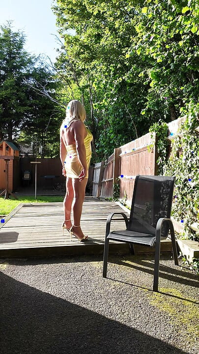 Crossdressing Kellycd2022 aftrekken in mijn gouden jurk en hakken