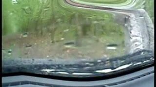 Ręczna robota w moim samochodzie w deszczowy dzień