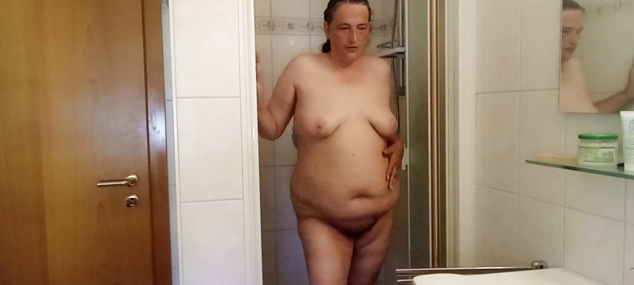 Rutină privată de duș cu matură mare și frumoasă