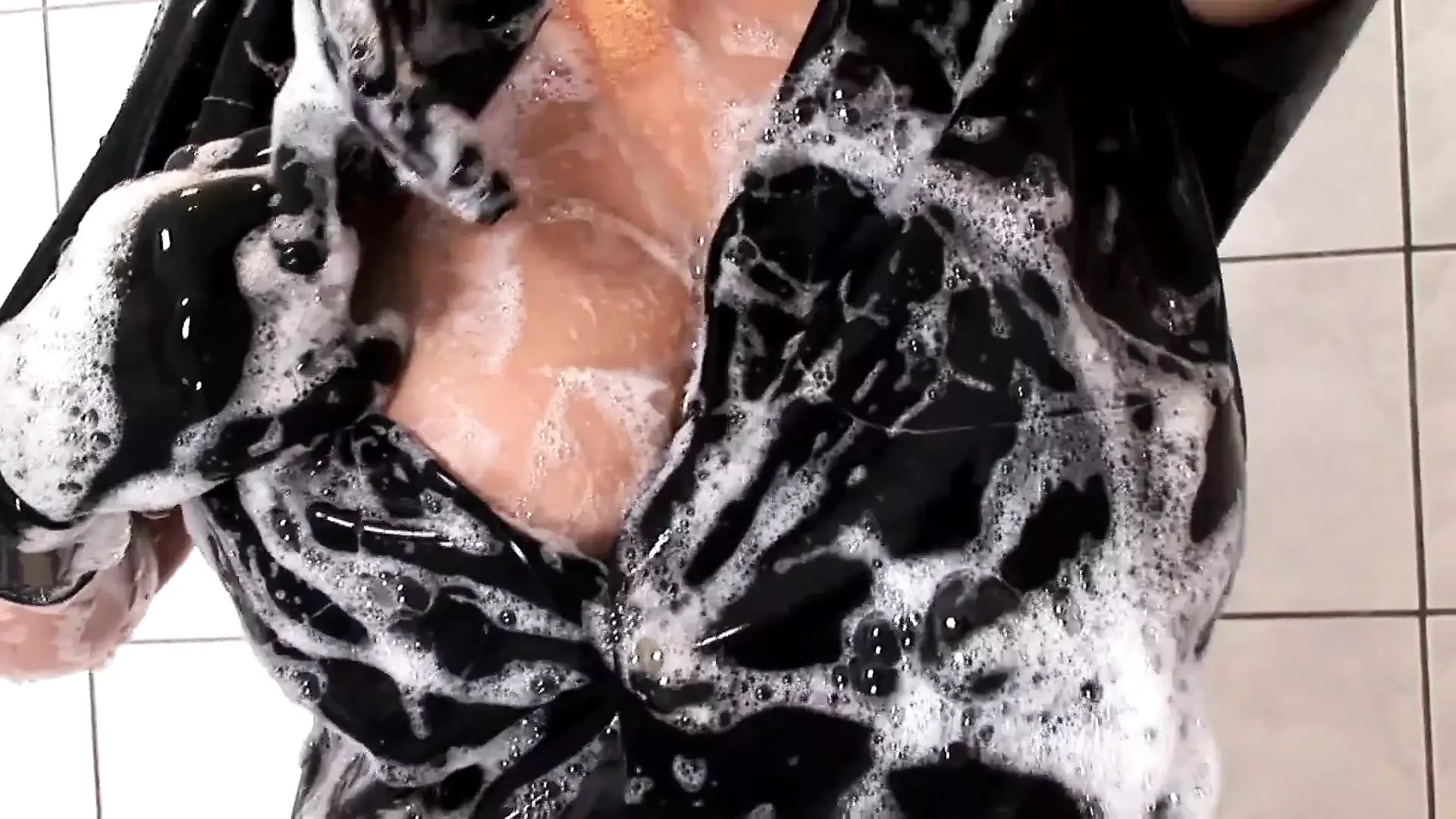Leteks sayaran kale bal vali milf(chodne layak mammi) ka jordar bathroom khel