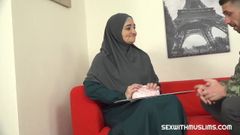イスラム教徒の熟女が体に奉仕する