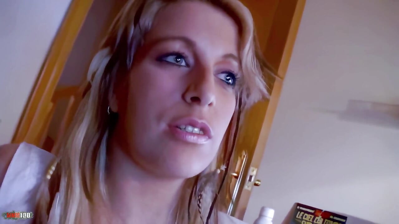 Tigra: Quick Little Interview in French with the Beautiful Blonde MILF Tigra