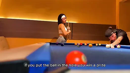 Teman kuliah saya meminta saya untuk mengajarinya cara bermain biliar, gajinya adalah sialan dengan air mani saya di tubuhnya yang lucu!