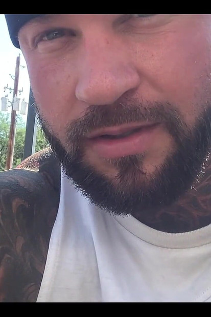 私はUPSの外にいます