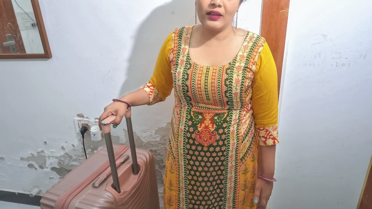 Наслаждение Новым годом -огромная задница сестры общая комната в OYO с ее сводной сестрой, она получила жесткий трах и горячий оргазм.