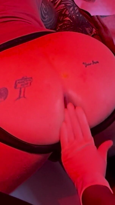 Marido recebe um double dildo escorregadio e é fisted pela esposa | Clip 2