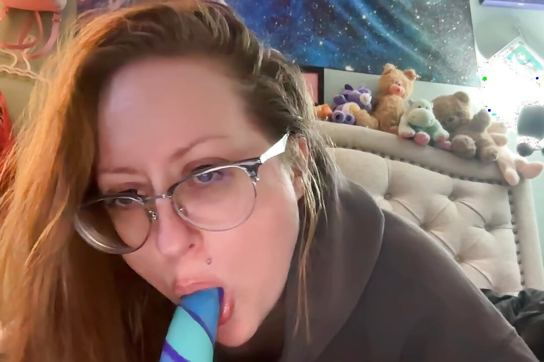 Ich zeige meine lutschfähigkeiten auf einem dildo
