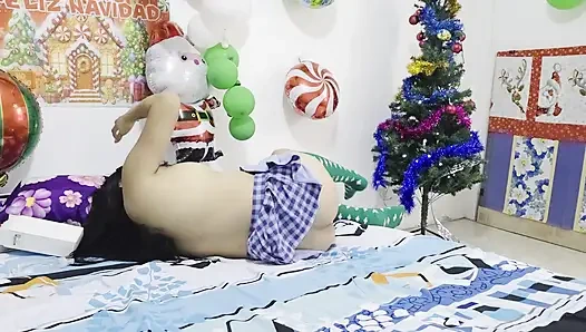 Шаловливый сюрприз отчима: подарить падчерице новую игрушку и тестировать ее вместе, пока дома одна