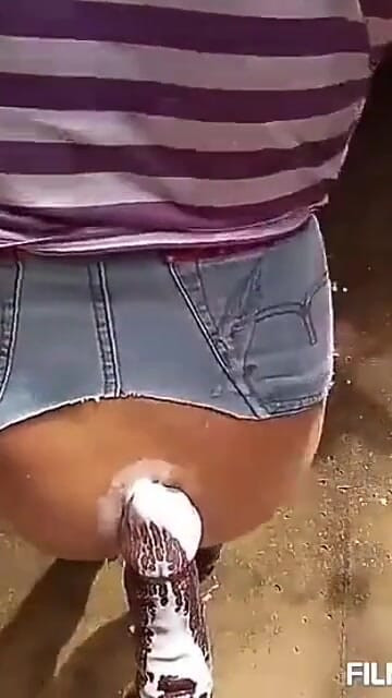 Emotivan trenutak iz "Veliki crni dildo svršavanje u moju guzicu"