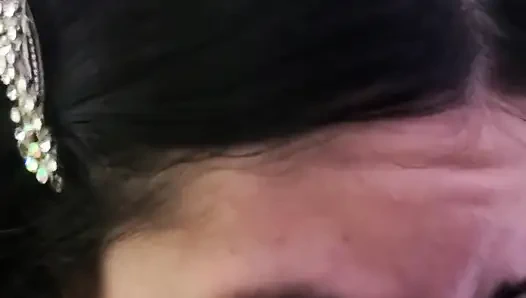 Gadis hot ini lagi asik nyepong kontolku sampai aku crot di mulutnya