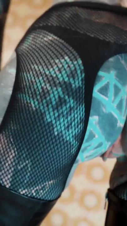 全身墨水和金屬穿孔 - 黑色皮革和高跟鞋，用可怕的黑色假陽具殘酷地騎椅子 | 短片 1