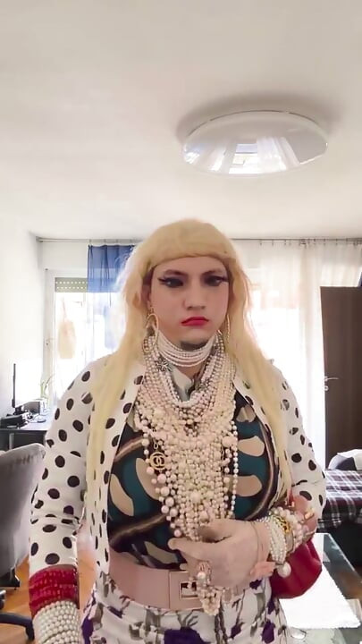 Pearl Vanesa Showing Her Body in Her Home Wearing Lovely Pearls
