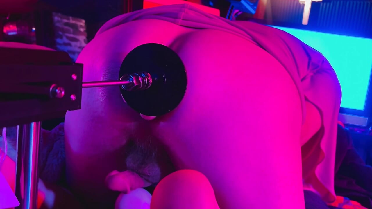 娘娘腔白人博伊從大黑屌中解放雙手射精。