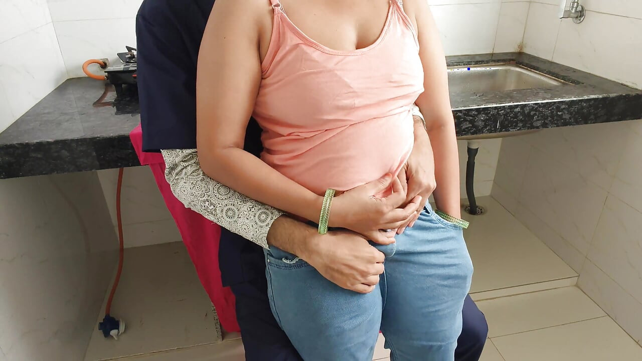 Gas Batla wala ne bhabhi ki chudayi MMS viral