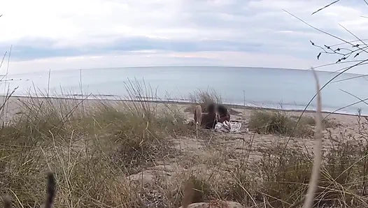 Французская учительница шлюшка делает минет на нудистском пляже перед незнакомцем с камшотом в любительском видео - Misscreamy