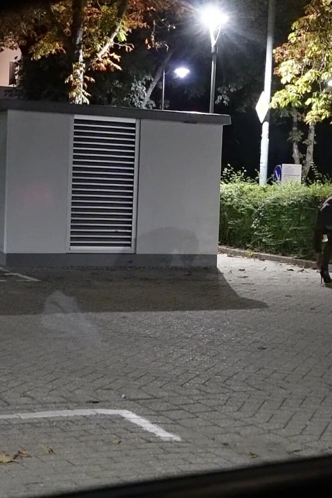 Fodendo meu consolo no estacionamento usando meia-calça