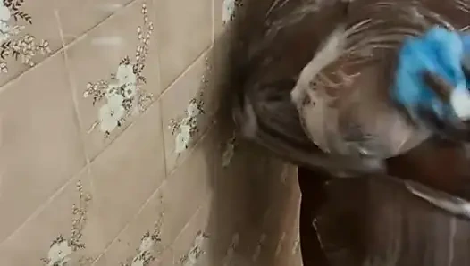 Черная женщина купается