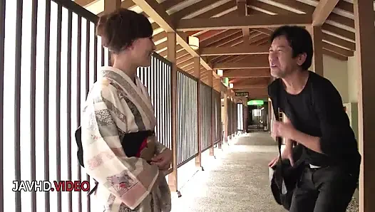 Интенсивное японское соблазнение Aoi Mizunos, горячий экшн с минетом на улице