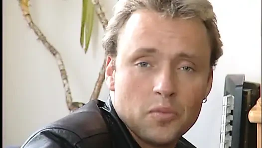 Gadis hot lagi asik ngentot memek mupitnya pakai dildo ukuran raksasa