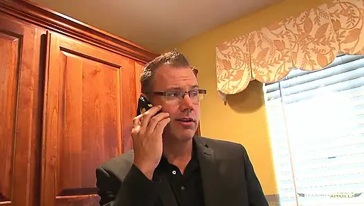 Крошка с большими сиськами получает сперму на живот после хардкорного секса