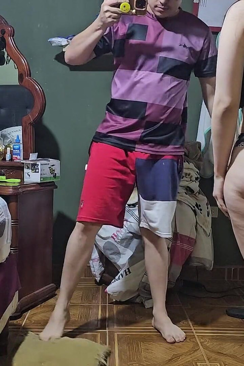 Sial, cewek ini suka memompa susu ke lubang pantatnya.