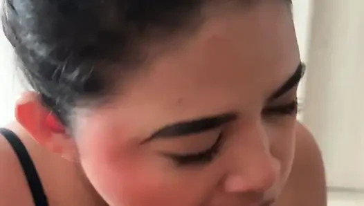 Blowjob buatan rumah di sofa
