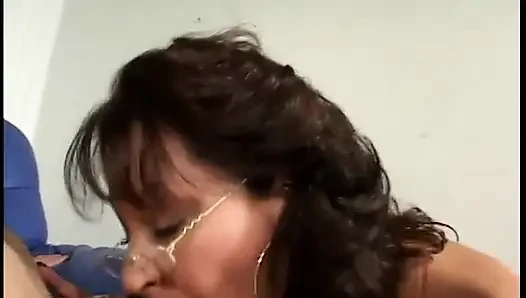MILF mit einem wunderschönen körper und einer brille wichst und lutscht
