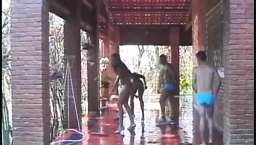 Pissene durchnässte schlampen in goldener duschorgie getränkt