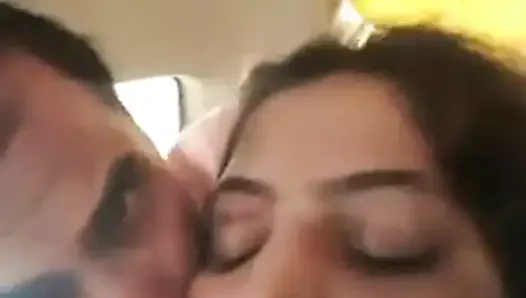 Pakistańska para romans i całowanie w samochodzie
