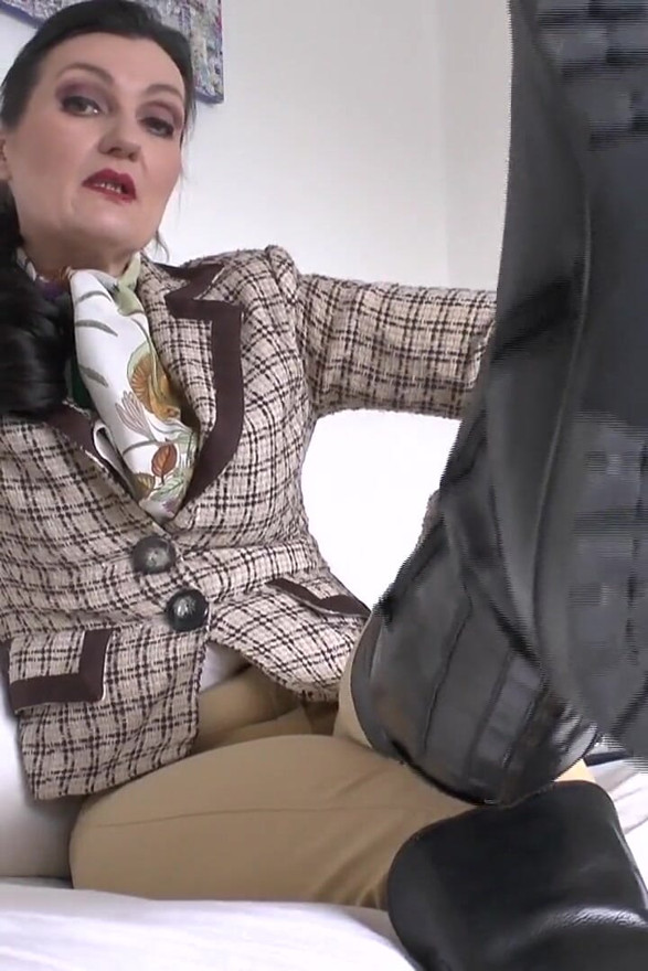 And Now You're Going to Lick My Soles, Headscarf Slut! Lady Victoria Valente