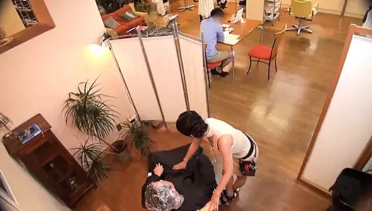 Çok fazla bakış, çok fazla gerginlik - gözlerin her zaman buluştuğu salonun içinde