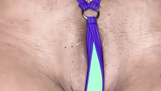 Çok seksi görünüyorum! Sulu göğüslerime 1-10 puan ve yeni oyuncağımla oynarken beni izle? Etli amcığıma puan 1-10