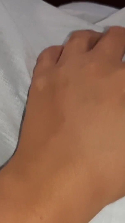 Dok moja cura uči za ispit, susjeda se igra s mojom pičkom ispod pokrivača | Isječak 2