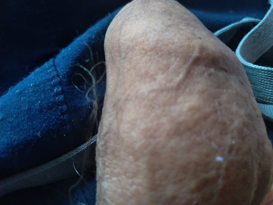 Tânărul își pregătește pula grasă pentru sex amator