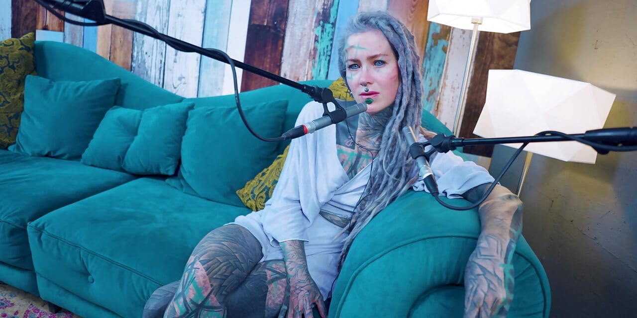 Ik praat over J - Jelousy - ASMR podcast SFW praat gothic mager meisje dreadlocks tattoo-model geïnkt meisje