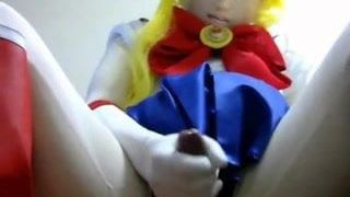 Kigurumi Sailor Moon si masturba